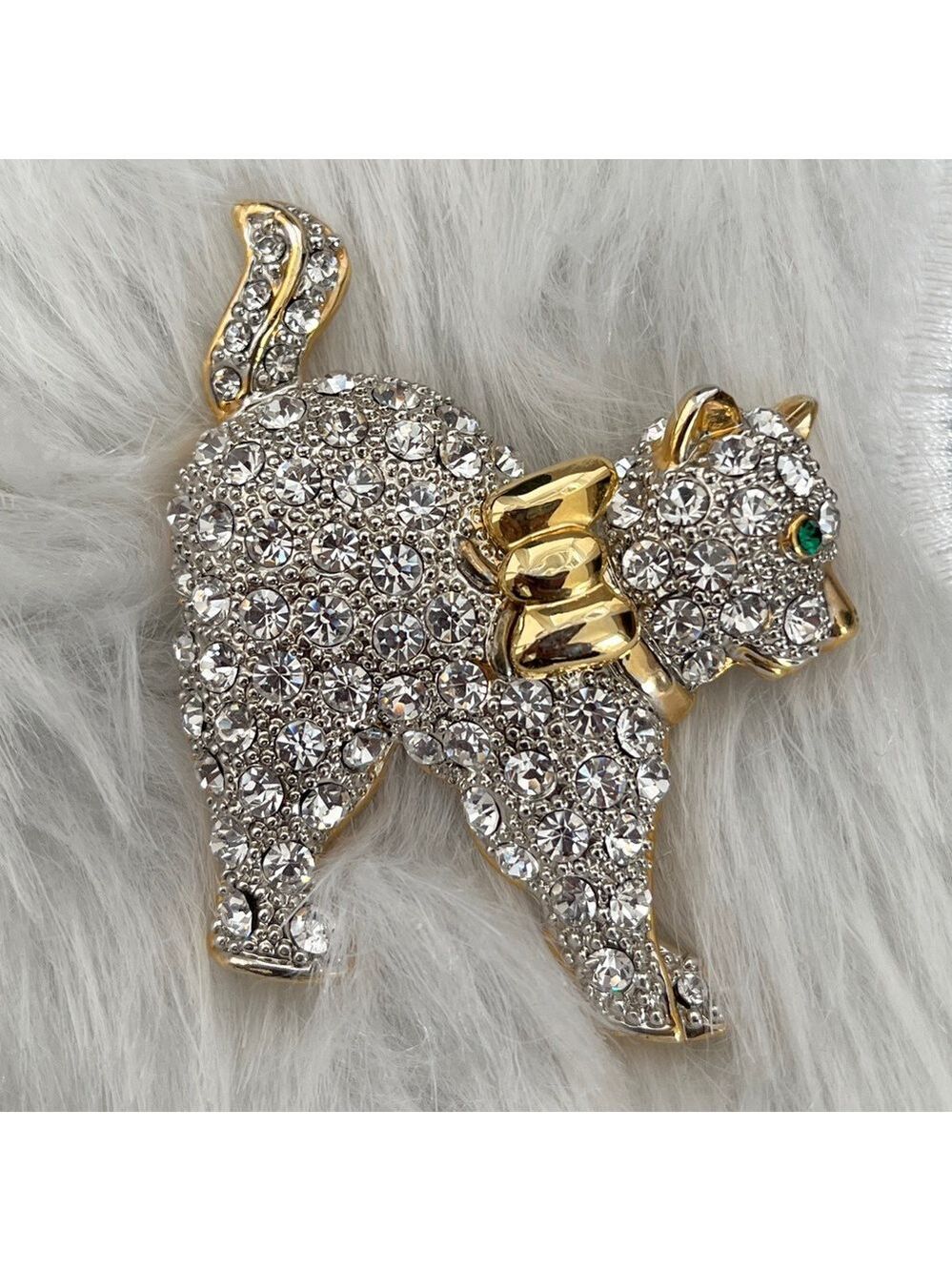 BROOCH Unsigned Cat Arched Back Rhinestone Pave Green Eye Gold Tone Metal Bow